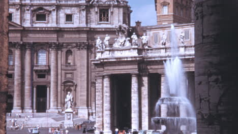 Turistas-Caminando-En-La-Famosa-Piazza-San-Pietro-En-Roma-En-Los-Años-1960