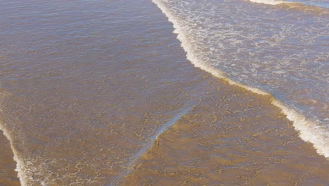 Luftaufnahmen-Von-Sanft-Brechenden-Wellen-Am-Strand-Mit-Goldenem-Sand