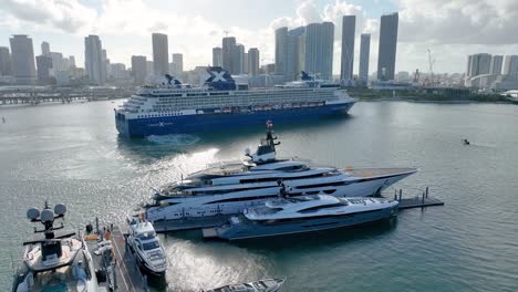 Video-Aéreo-Con-Drones-Del-Salón-Náutico-Internacional-De-Miami-Con-Un-Gran-Barco-De-Pasajeros-Al-Fondo