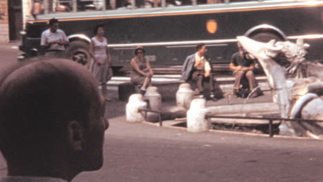 Touristen-Und-Einheimische-Entspannen-Sich-Rund-Um-Die-Fontana-Della-Barcaccia-In-Rom-Der-1960er-Jahre