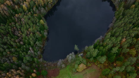 Beautiful-descending-aerial-drone-shot-of-house-near-lake-in-Labanoras-forest-in-eastern-Lithuania,central-Europe