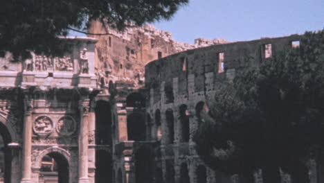 Arco-Triunfal-De-Constantino-Junto-Al-Coliseo-De-Roma-En-La-Década-De-1960
