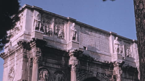 Arco-Triunfal-De-Constantino-Bajo-Un-Cielo-Azul-En-Roma-En-Los-Años-1960