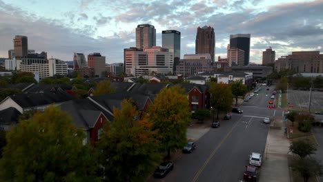 Antena-Sobre-Hojas-De-Otoño-Empujando-Hacia-El-Horizonte-De-Birmingham-Alabama-Capturada-En-5k