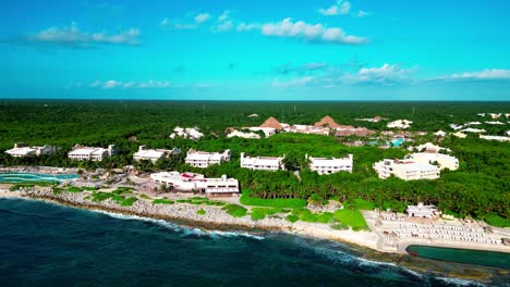Trs-Yucatan-Resort-In-Tulum,-Mexiko,-Gleitende-Drohnenaufnahme-Der-Pools-Und-Des-Strandes