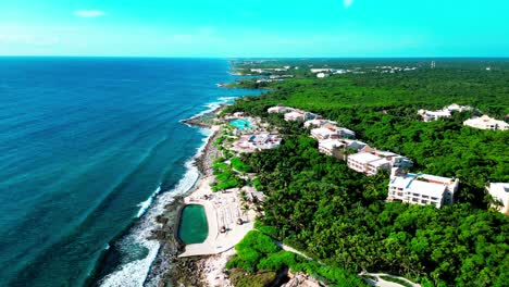 Cancún-México-Vista-Desde-Un-Dron-De-Un-Resort-Todo-Incluido-Solo-Para-Adultos