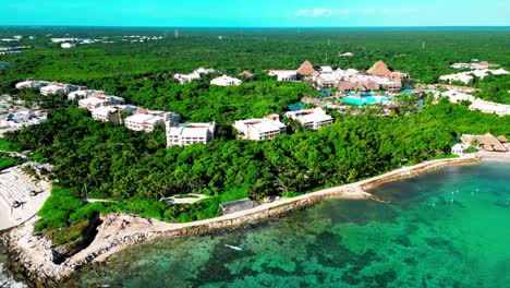 Cancun-Mexiko-Drohnenansicht-Eines-Resorts-Am-Karibischen-Meer-Mit-Wunderschönen-Stränden-Und-Großen-Wellen