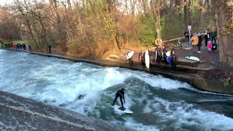 Männlicher-Surfer-Am-Eisbach-In-München,-Stehende-Welle-Beim-Surfen