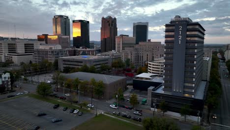 Sonnenaufgangsantenne-Stößt-Auf-Die-Skyline-Von-Birmingham,-Alabama