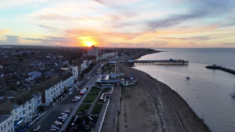Strandpromenade-Herne-Bay-Kent-Großbritannien-Sonnenuntergang-Drohne,-Luftaufnahme
