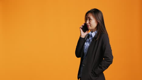 Mujer-De-Negocios-Que-Usa-Un-Teléfono-Inteligente-Para-Atender-Llamadas-Remotas