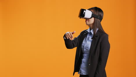 Firmenmitarbeiter-Mit-Virtual-Reality-Brille-Im-Studio
