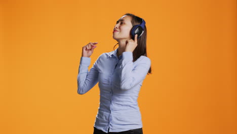 Glücklicher-Mensch-Hört-Musik-über-Kopfhörer-Und-Tanzt