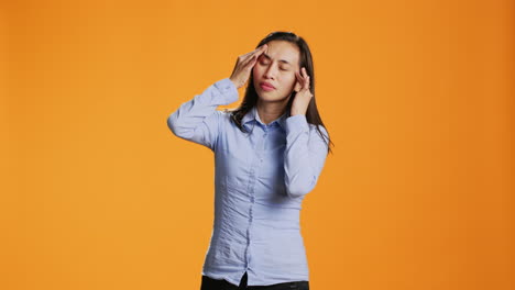Asiatischer-Junger-Erwachsener-Leidet-Im-Studio-Unter-Schmerzhafter-Migräne