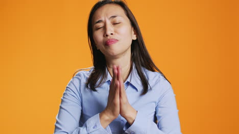 Philippinisches-Model,-Das-Um-Vergebung-Betet-Und-Dankbarkeit-Zeigt