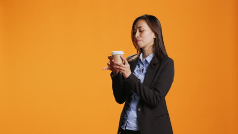 Geschäftsmann-Genießt-Eine-Tasse-Kaffee-In-Der-Büropause