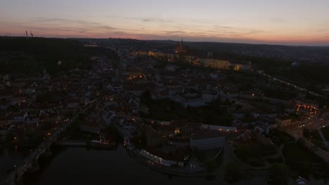 Luftaufnahme-Von-Prag-In-Der-Abenddämmerung,-Tschechische-Republik