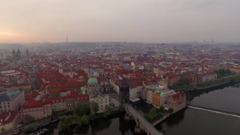 Luftaufnahme-Der-Prager-Architektur-Im-Morgengrauen