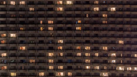 Zeitraffer-Vorderansicht-Des-Gebäudes-Mit-Ein--Und-Ausschalten-Der-Lichter-In-Den-Fenstern-Hongkong,-China