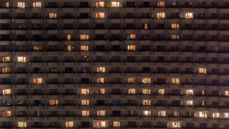 Vista-Frontal-Del-Lapso-De-Tiempo-Del-Edificio-Con-Luces-Encendidas-Y-Apagadas-En-Las-Ventanas-Hong-Kong-China