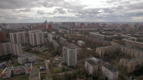 Panorama-Luftaufnahme-Eines-Der-Bezirke-Moskaus-Bei-Bewölktem-Wetter-Städtisches-Stadtbild-Vom-Quadrocopter