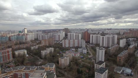 Vista-Aérea-De-Uno-De-Los-Distritos-De-Moscú,-Clima-Nublado,-Paisaje-Urbano-Desde-Quadrocopter.