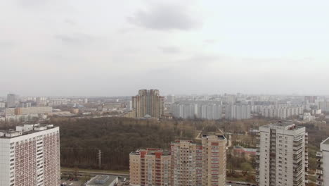 Luftaufnahme-Eines-Der-Bezirke-Von-Moskau-Bei-Bewölktem-Und-Nebligem-Wetter,-Städtisches-Stadtbild-Vom-Quadrocopter