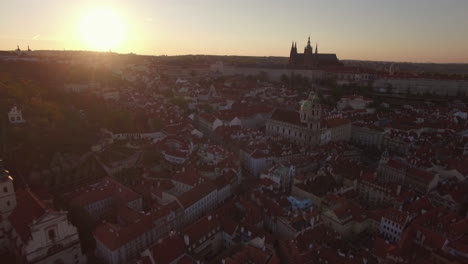 Luftpanorama-Von-Prag-Bei-Sonnenaufgang,-Tschechische-Republik