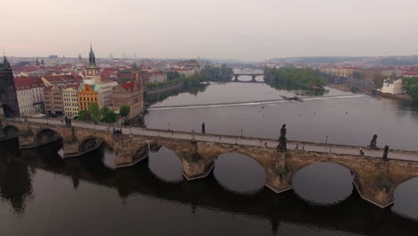 Flug-über-Die-Karlsbrücke-In-Prag,-Tschechische-Republik