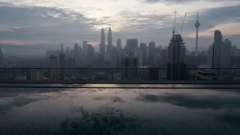 Timelapse-De-La-Vista-De-La-Ciudad-De-Kuala-Lumpur-Desde-La-Piscina-De-La-Azotea