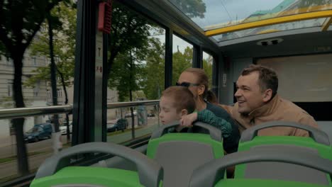 Familie-Von-Touristen,-Die-Mit-Dem-Doppeldeckerbus-In-Wien-Unterwegs-Sind