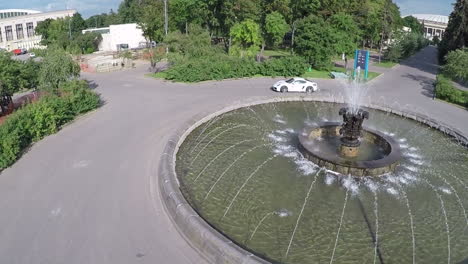 Auto-Fährt-Um-Den-Brunnen-Herum,-Luftaufnahme