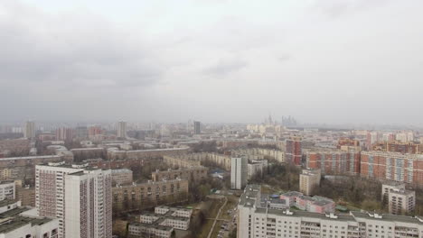 Luftaufnahme-Eines-Der-Bezirke-Der-Moskauer-Staatsuniversität-Und-Der-Moskauer-Stadt-In-Der-Ferne,-Städtisches-Stadtbild