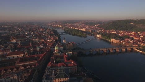 Luftaufnahme-Der-Altstadt-Von-Prag-Und-Der-Brücken-über-Die-Moldau-Bei-Sonnenaufgang,-Stadtlandschaft-Der-Karlsbrücke