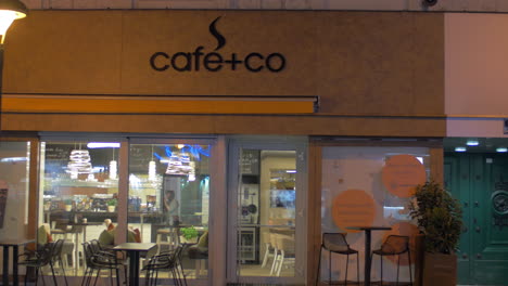 Straße-Mit-Café-Und-Geschäften-Am-Späten-Abend-In-Wien,-Österreich