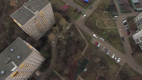Luftaufnahme-Von-Oben-Auf-Eines-Der-Städtischen-Stadtbilder-Des-Moskauer-Hofes-Bei-Bewölktem-Wetter-Vom-Quadrocopter-Aus