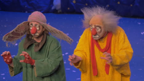 Auf-Der-Schneeshow-Von-Slava-Polunin-Sind-Zwei-Clowns-Zu-Sehen-Und-Beginnen-Zu-Gestikulieren