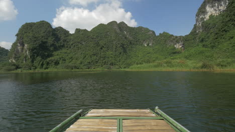 Boat-travel-to-see-the-nature-of-Trang-An-Vietnam