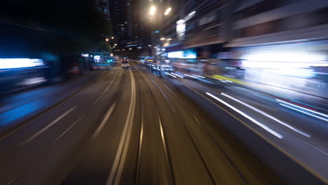 Zeitraffer-Einer-Nächtlichen-Fahrt-Mit-Der-Doppeldecker-Straßenbahn-In-Hongkong