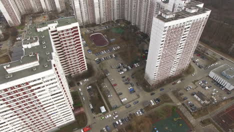 Luftaufnahme-Von-Schlafenden-Gebäuden-Und-Komplexen-Mit-Hof-Und-Spielplatz-Moskau-Russland