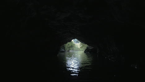 Recorrido-En-Barco-Por-La-Cueva-En-La-Bahía-De-Ha-Long-Vietnam