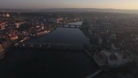 Luftaufnahme-Der-Altstadt-Von-Prag-Und-Der-Brücken-über-Die-Moldau-Bei-Sonnenaufgang,-Stadtlandschaft-Der-Karlsbrücke
