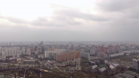 Panorama-Luftaufnahme-Eines-Der-Bezirke-Von-Moskau-Mit-Straßenverkehr,-Bewölktem-Wetter,-Städtischem-Stadtbild