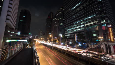 Timelapse-Del-Intenso-Tráfico-De-Automóviles-En-La-Noche-Bangkok-Tailandia