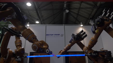 Robots-Industriales-Actuando-En-La-Exposición-De-Robótica-De-Moscú.