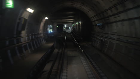 Tren-Subterráneo-Moviéndose-En-El-Túnel-Y-Llegando-A-La-Estación