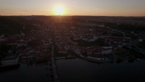 Luftaufnahme-Von-Prag-Bei-Sonnenuntergang,-Tschechische-Republik