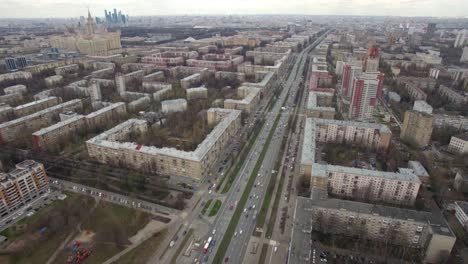 Vista-Aérea-Panorámica-De-Uno-De-Los-Distritos-De-Moscú-Tráfico-Por-Carretera-Clima-Nublado-Paisaje-Urbano-Desde-Quadrocopter