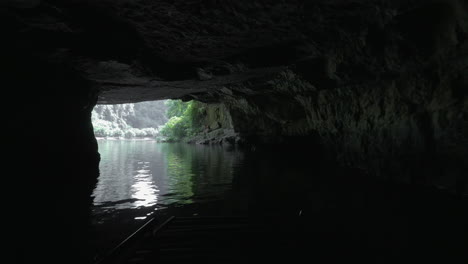 Boat-tour-with-cave-visiting-in-Trang-An-Vietnam