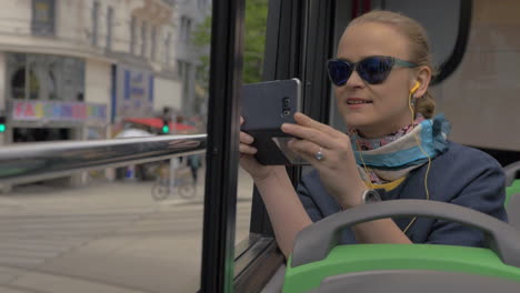 Mujer-En-Autobús-De-Dos-Pisos-Disfrutando-De-Un-Recorrido-Por-La-Ciudad